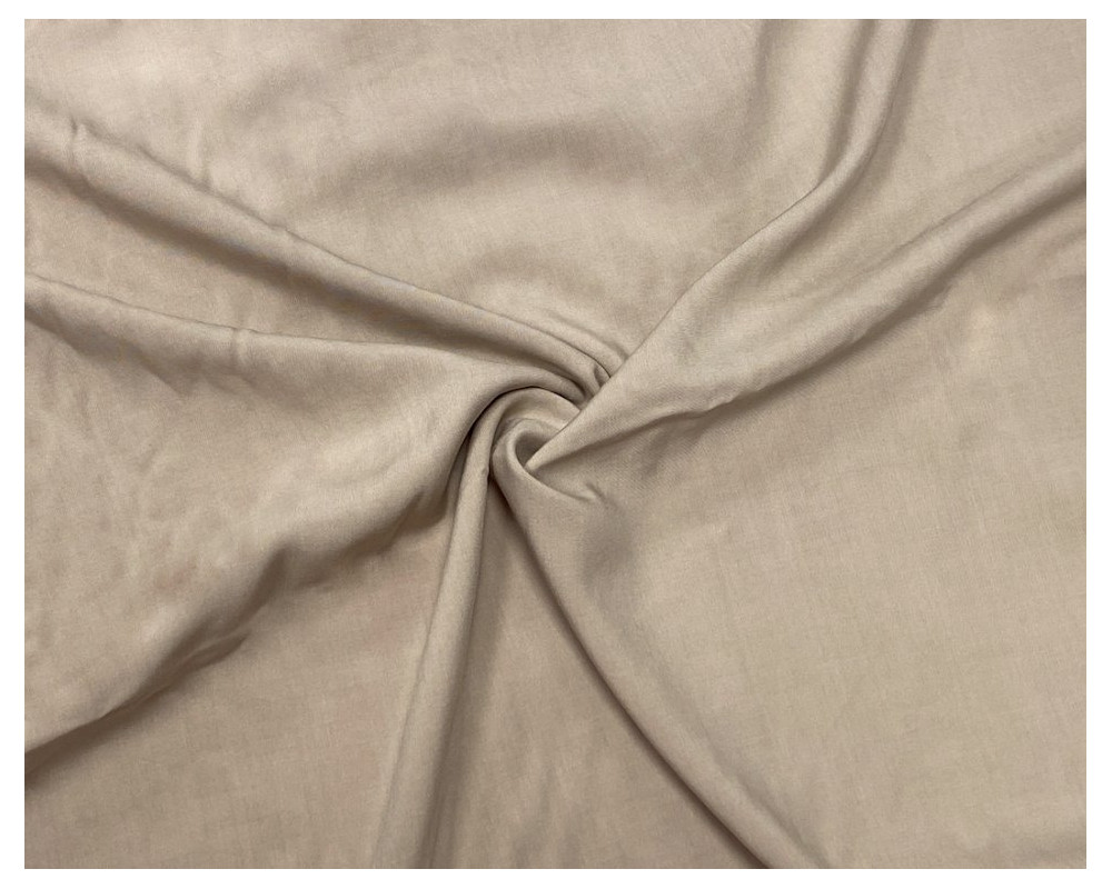 Woven fabrics containing predominantly, but < 85% polyester staple fibres by weight