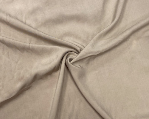 Woven fabrics containing predominantly, but < 85% polyester staple fibres by weight