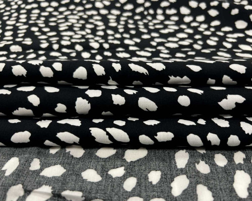 Woven fabrics containing predominantly, but < 85% polyester staple fibres by weight