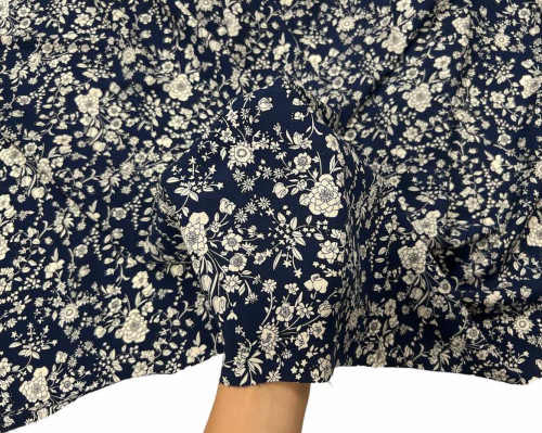 Viscous fabric White flowers in dark blue - 1