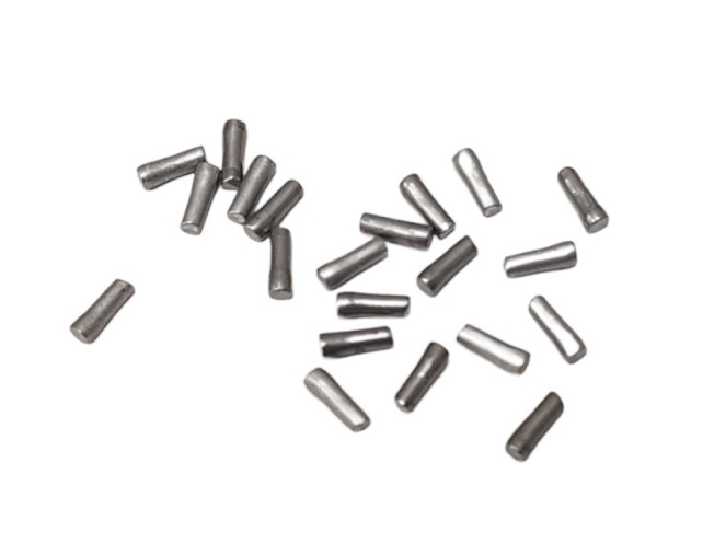 Metal fastener end fitting pigiau