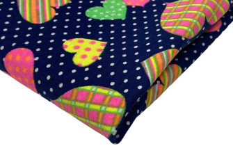 Medvilninis trikotažas (Jersey) Spalvotos širdelės tamsiai mėlyname