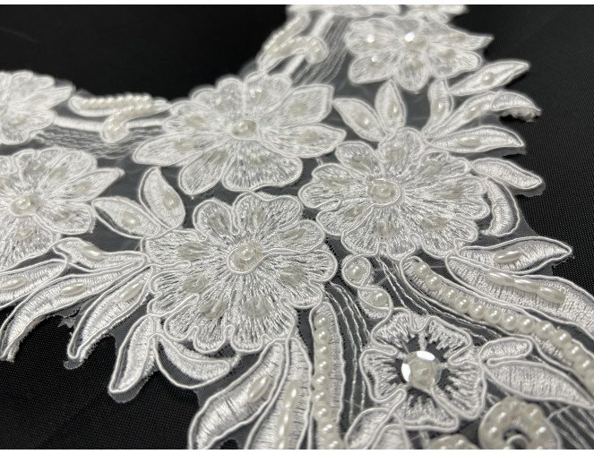 Sewn-on appliqué Neckline White pigiau