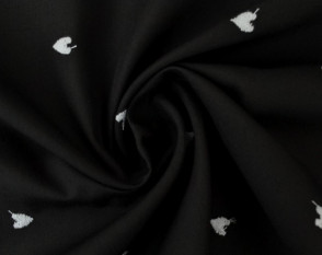 Siuvinėta medvilnė Baltos širdelės juodame Siuvinėta medvilnė Baltos širdelės juodame