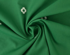 Siuvinėta medvilnė Baltos gėlytės žaliame Siuvinėta medvilnė Baltos gėlytės žaliame