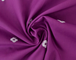 Siuvinėta medvilnė Baltos gėlytės violetiniame Siuvinėta medvilnė Baltos gėlytės violetiniame