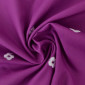 Siuvinėta medvilnė Baltos gėlytės violetiniame