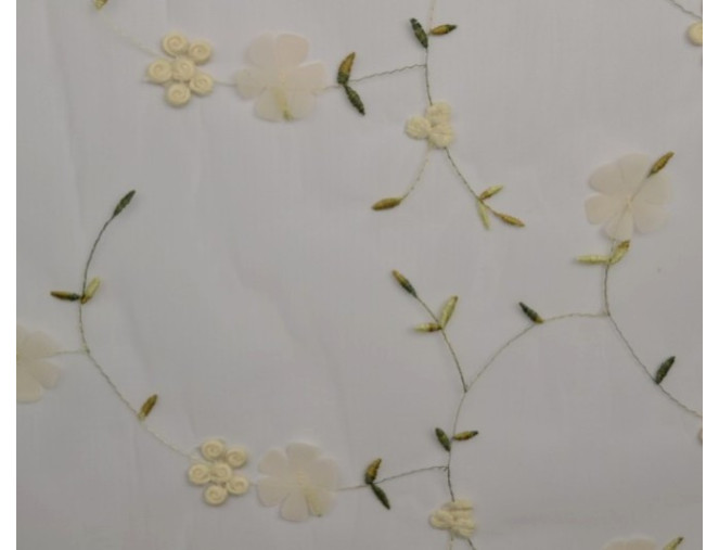 Embroidered tulle with flowers White pigiau