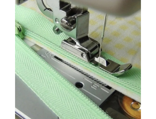 Foot for fastening the zipper pigiau