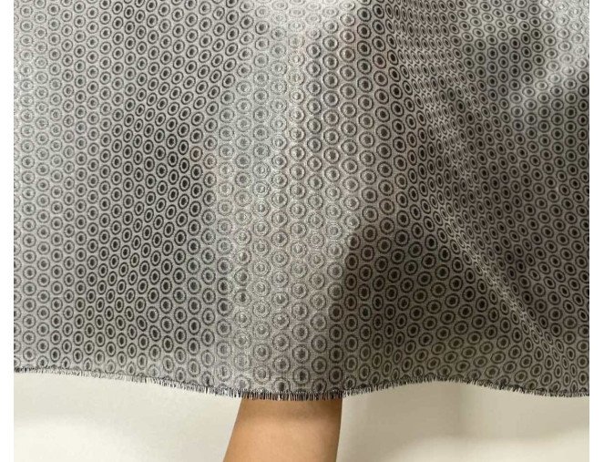 Šilkas Rutuliukai pilkame internetu