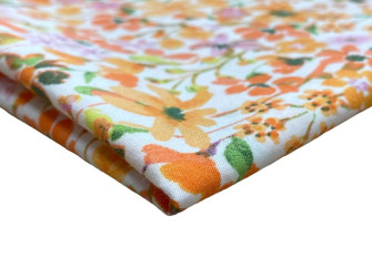 Medvilninis audinys Oranžinės gėlės baltame