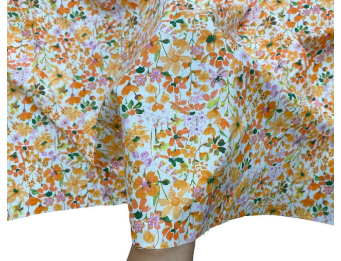 Medvilninis audinys Oranžinės gėlės baltame internetu