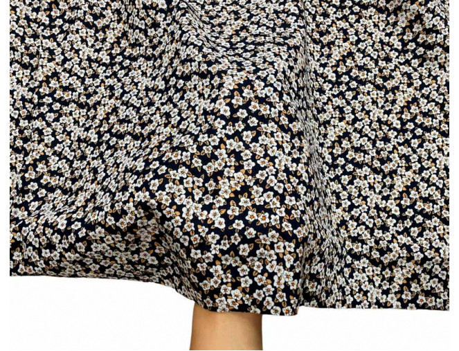 Medvilninis audinys Baltos gėlytės tamsiai mėlyname internetu