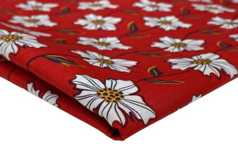 Medvilninis audinys Baltos gėlės raudoname