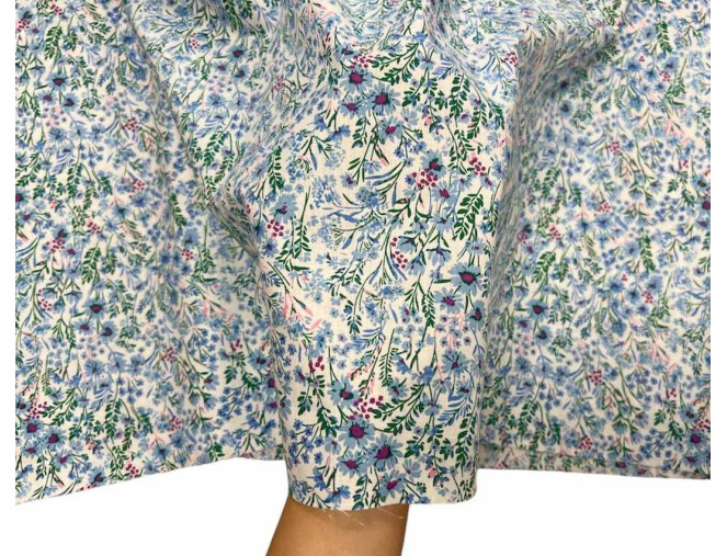 Medvilninis audinys Mėlynos gėlytės baltame internetu