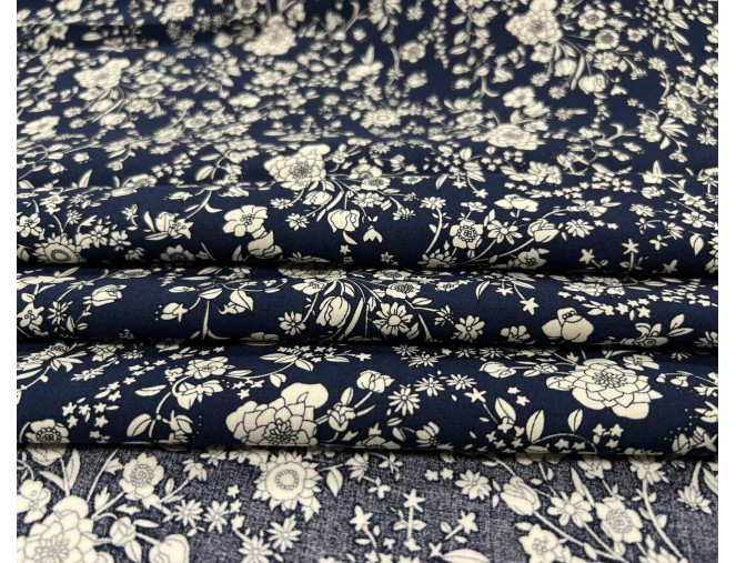 White flowers in dark blue pigiau