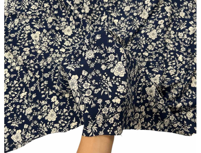 White flowers in dark blue internetu