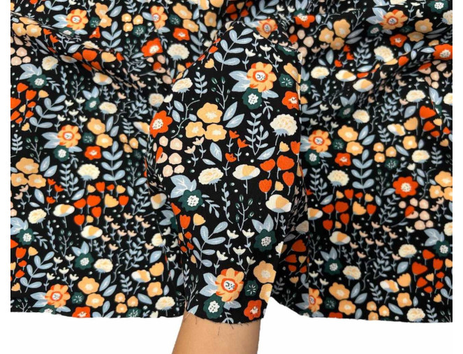 Viskozinis audinys Margos gėlės juodame internetu