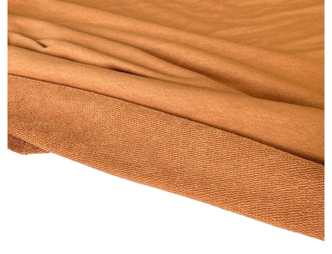 Triangle knitted or crocheted Camel pigiau