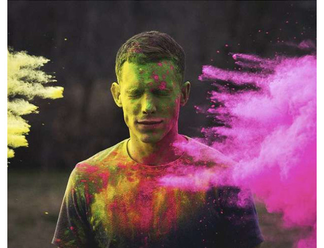 Spalvota Holi pudra internetu