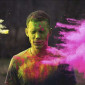 Spalvota Holi pudra internetu