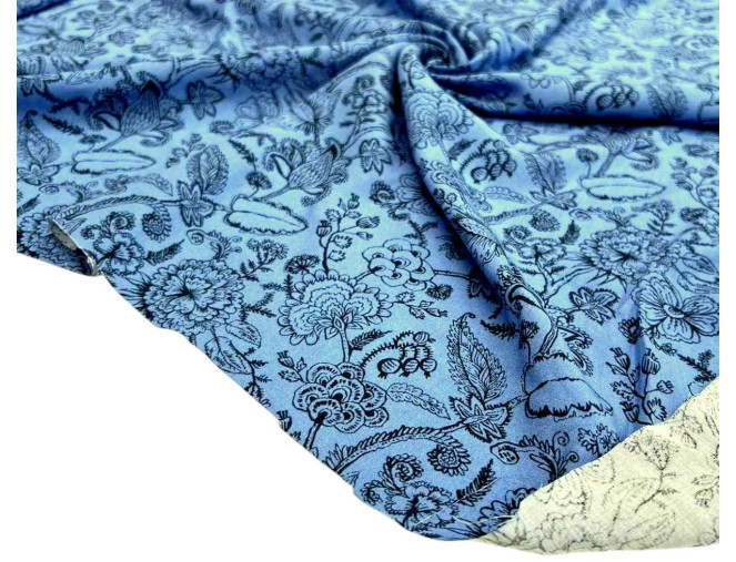 Viskozinis audinys Juodos gėlytės mėlyname internetu