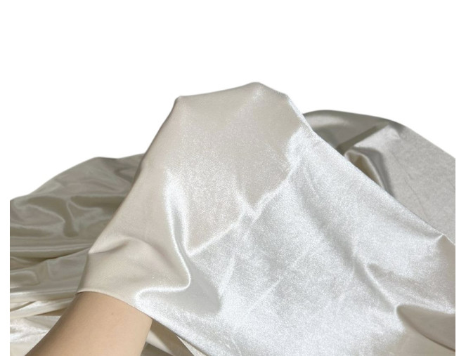 Aksomas Ekru internetu