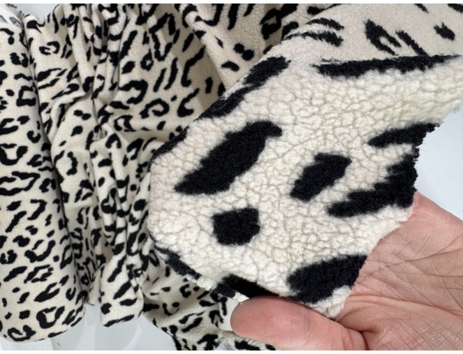 Teddy fabric with leopard print in cream, 320 g/sq m. internetu